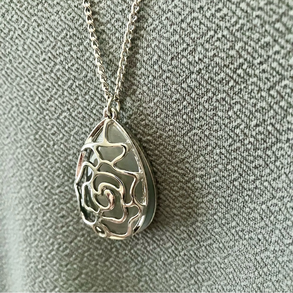 Open floral design metal and stone pendant necklace